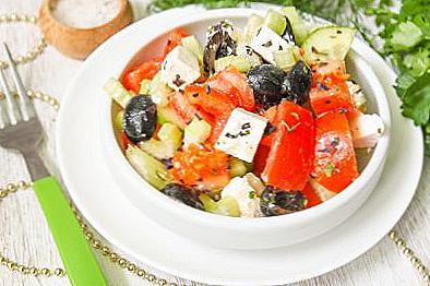 Pripremanje grčke salate / kulinarstvo