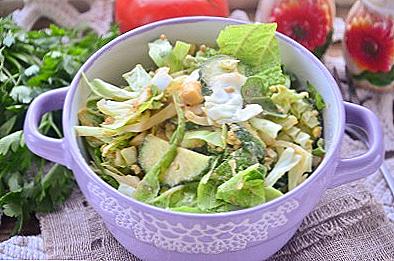 Zelena salata s jajima i krastavcima / kulinarstvo